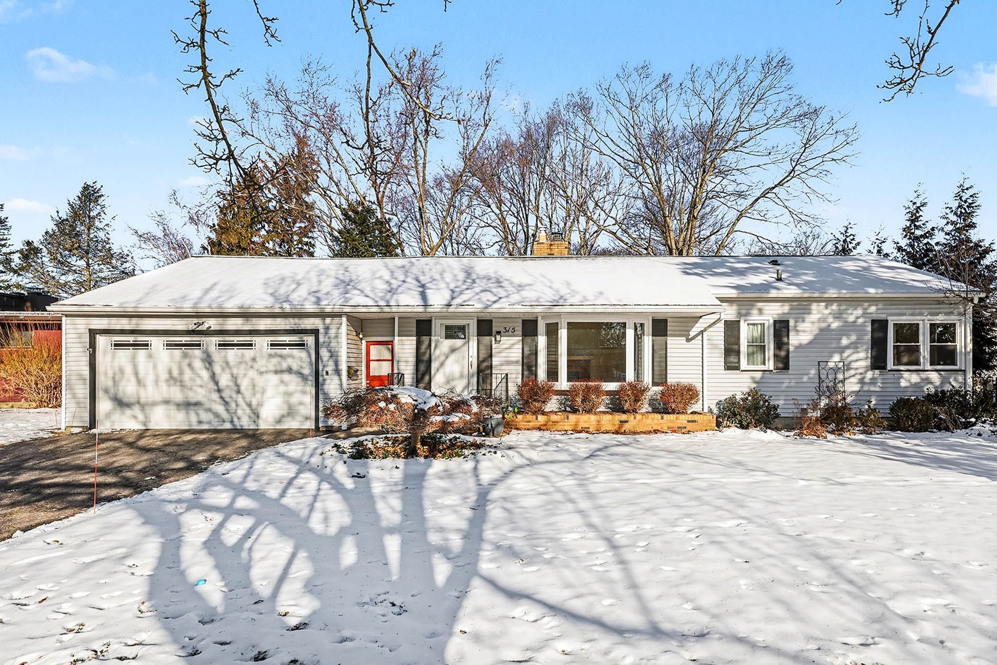 Iron W: 315 Brookview Dr, 14617